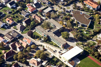 Vue aérienne de École Tulla à le quartier Maximiliansau in Wörth am Rhein dans le département Rhénanie-Palatinat, Allemagne
