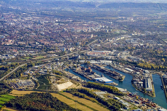 Vue aérienne de Éoliennes sur un tas d'ordures dans le port du Rhin à le quartier Mühlburg in Karlsruhe dans le département Bade-Wurtemberg, Allemagne