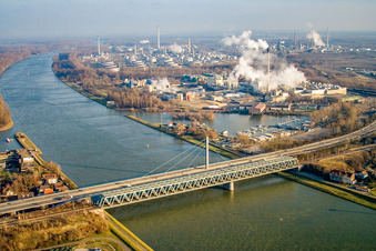 Vue aérienne de Ponts du Rhin vers Maxau à le quartier Maximiliansau in Wörth am Rhein dans le département Rhénanie-Palatinat, Allemagne