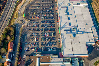 Vue d'oiseau de Baptême du marché au Centre Maximilien à le quartier Maximiliansau in Wörth am Rhein dans le département Rhénanie-Palatinat, Allemagne