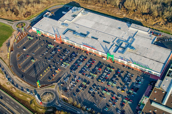 Enregistrement par drone de Baptême du marché au Centre Maximilien à le quartier Maximiliansau in Wörth am Rhein dans le département Rhénanie-Palatinat, Allemagne