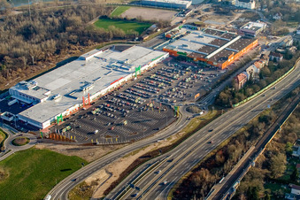 Baptême du marché au Centre Maximilien à le quartier Maximiliansau in Wörth am Rhein dans le département Rhénanie-Palatinat, Allemagne du point de vue du drone