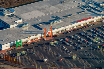 Baptême du marché au Centre Maximilien à le quartier Maximiliansau in Wörth am Rhein dans le département Rhénanie-Palatinat, Allemagne vu d'un drone