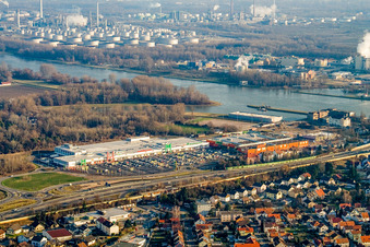 Vue oblique de Parc commercial avec Marktkauf et quincaillerie Globus dans le centre Maximilian à le quartier Maximiliansau in Wörth am Rhein dans le département Rhénanie-Palatinat, Allemagne