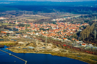Vue aérienne de Ancienne gravière de Schauffele à la gare à Wörth am Rhein dans le département Rhénanie-Palatinat, Allemagne