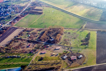 Vue aérienne de Sur le barrage du Rhin à le quartier Maximiliansau in Wörth am Rhein dans le département Rhénanie-Palatinat, Allemagne