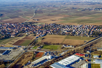 Vue aérienne de Vue de la ville depuis le sud, zone industrielle à Rohrbach dans le département Rhénanie-Palatinat, Allemagne