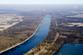 Vue aérienne de Lac de carrière « Schmugglermeer » sur le Rhin entre Leimersheim et Eggenstein à le quartier Leopoldshafen in Eggenstein-Leopoldshafen dans le département Bade-Wurtemberg, Allemagne