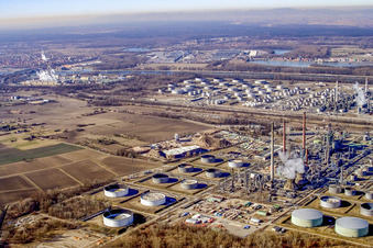 Raffineries de pétrole MIRO dans le N de Knielingen à le quartier Knielingen in Karlsruhe dans le département Bade-Wurtemberg, Allemagne depuis l'avion