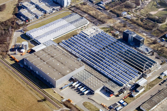 Vue aérienne de Locaux de l'usine du producteur de produits chimiques et cosmétiques L'OREAL Produktion Deutschland GmbH & Co. KG à le quartier Nordweststadt in Karlsruhe dans le département Bade-Wurtemberg, Allemagne