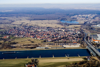 Vue aérienne de De l'est à le quartier Maximiliansau in Wörth am Rhein dans le département Rhénanie-Palatinat, Allemagne