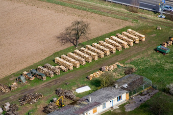 Vue aérienne de Stockage du bois de chauffage à Erlenbach bei Kandel dans le département Rhénanie-Palatinat, Allemagne