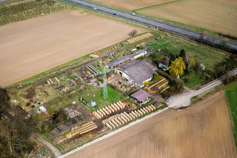 Vue aérienne de Aussiedlerhof sur l'A65 à Erlenbach bei Kandel dans le département Rhénanie-Palatinat, Allemagne