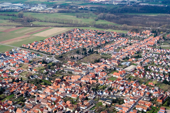 Vue aérienne de Vue de la ville depuis le sud-est à Offenbach an der Queich dans le département Rhénanie-Palatinat, Allemagne