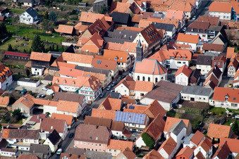 Vue aérienne de Église protestante à Offenbach an der Queich dans le département Rhénanie-Palatinat, Allemagne