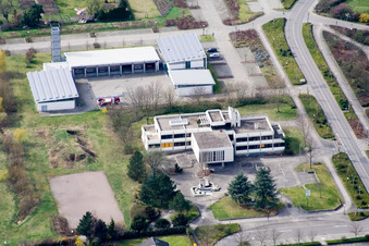 Vue aérienne de Hôtel de ville municipal à Offenbach an der Queich dans le département Rhénanie-Palatinat, Allemagne