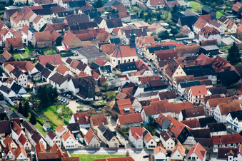 Vue aérienne de Rue principale vue du nord à Offenbach an der Queich dans le département Rhénanie-Palatinat, Allemagne