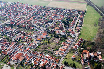 Vue aérienne de Vue de la ville depuis le nord-est à Offenbach an der Queich dans le département Rhénanie-Palatinat, Allemagne