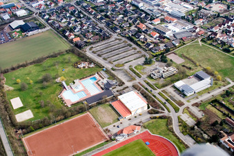 Vue aérienne de Queichtalbad et stade à Offenbach an der Queich dans le département Rhénanie-Palatinat, Allemagne
