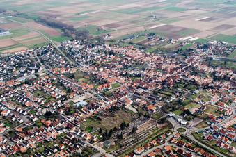 Vue aérienne de Vue de la ville depuis le nord-ouest à Offenbach an der Queich dans le département Rhénanie-Palatinat, Allemagne