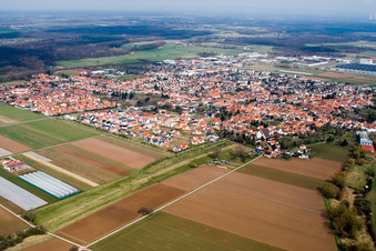 Vue aérienne de Vue de la ville depuis le sud-est à Offenbach an der Queich dans le département Rhénanie-Palatinat, Allemagne