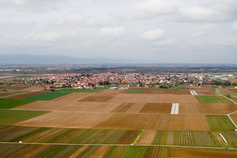Vue de la ville depuis le sud-est à Offenbach an der Queich dans le département Rhénanie-Palatinat, Allemagne d'en haut