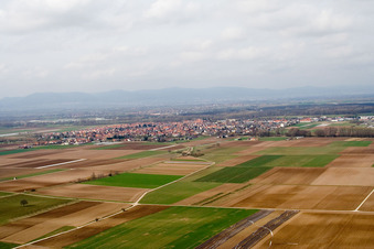Vue de la ville depuis le sud-est à Offenbach an der Queich dans le département Rhénanie-Palatinat, Allemagne hors des airs