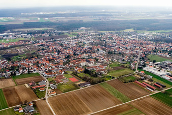 Vue aérienne de Vue de la ville depuis le nord-est à Herxheim bei Landau dans le département Rhénanie-Palatinat, Allemagne