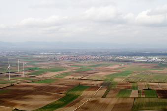 Vue aérienne de Vue de la ville depuis le nord-est à Offenbach an der Queich dans le département Rhénanie-Palatinat, Allemagne