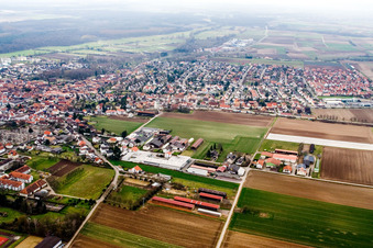 Vue aérienne de Vue de la ville depuis l'est à Herxheim bei Landau dans le département Rhénanie-Palatinat, Allemagne