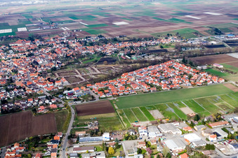 Vue aérienne de Nouvelle zone de développement entre les cours d'eau en cours d'aménagement à Herxheim bei Landau dans le département Rhénanie-Palatinat, Allemagne