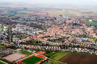 Vue aérienne de Herxheim vu du sud à Herxheim bei Landau dans le département Rhénanie-Palatinat, Allemagne