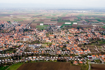 Vue aérienne de Herxheim vu du sud à Herxheim bei Landau dans le département Rhénanie-Palatinat, Allemagne