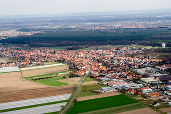Vue aérienne de Du nord-ouest à Hatzenbühl dans le département Rhénanie-Palatinat, Allemagne