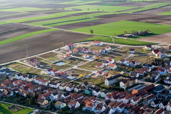 Chantiers de construction du nouveau quartier résidentiel d'une colonie de maisons unifamiliales Am Höhenweg à Kandel dans le département Rhénanie-Palatinat, Allemagne depuis l'avion