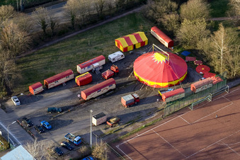 Cirque Weisheit sur le terrain de sport à Kandel dans le département Rhénanie-Palatinat, Allemagne depuis l'avion