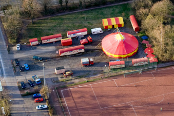Vue d'oiseau de Cirque Weisheit sur le terrain de sport à Kandel dans le département Rhénanie-Palatinat, Allemagne