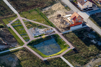 Sur la haute piste à Kandel dans le département Rhénanie-Palatinat, Allemagne du point de vue du drone