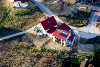 Sur la haute piste à Kandel dans le département Rhénanie-Palatinat, Allemagne d'un drone