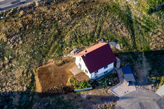 Sur la haute piste à Kandel dans le département Rhénanie-Palatinat, Allemagne vu d'un drone