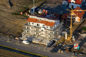 Sur la haute piste à Kandel dans le département Rhénanie-Palatinat, Allemagne du point de vue du drone