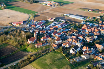 Vue aérienne de Vue du village depuis le sud-ouest à Minfeld dans le département Rhénanie-Palatinat, Allemagne