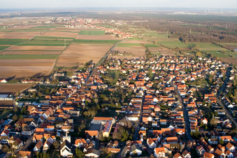 Vue aérienne de Vue du village depuis l'ouest à Minfeld dans le département Rhénanie-Palatinat, Allemagne