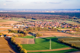 Vue aérienne de Vue du village depuis l'ouest à Minfeld dans le département Rhénanie-Palatinat, Allemagne