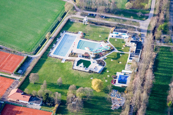 Vue aérienne de Piscine de la piscine extérieure Schwimmpark Bellheim à Bellheim dans le département Rhénanie-Palatinat, Allemagne