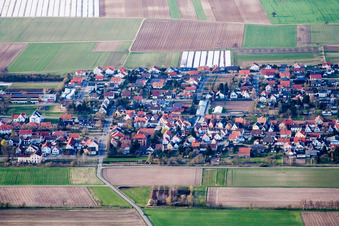 Vue aérienne de Vue de la ville depuis le sud à le quartier Niederlustadt in Lustadt dans le département Rhénanie-Palatinat, Allemagne