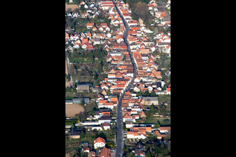 Vue oblique de Altspeyerer Straße à Lingenfeld dans le département Rhénanie-Palatinat, Allemagne