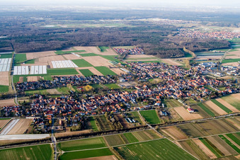 Vue aérienne de Vue de la ville depuis le sud à Schwegenheim dans le département Rhénanie-Palatinat, Allemagne