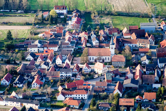 Vue aérienne de Bâtiment d'église dans le quartier de Vorderlohe à Schwegenheim dans le département Rhénanie-Palatinat, Allemagne