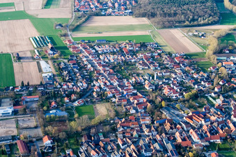 Vue des rues et des maisons dans les quartiers résidentiels à Schwegenheim dans le département Rhénanie-Palatinat, Allemagne d'en haut
